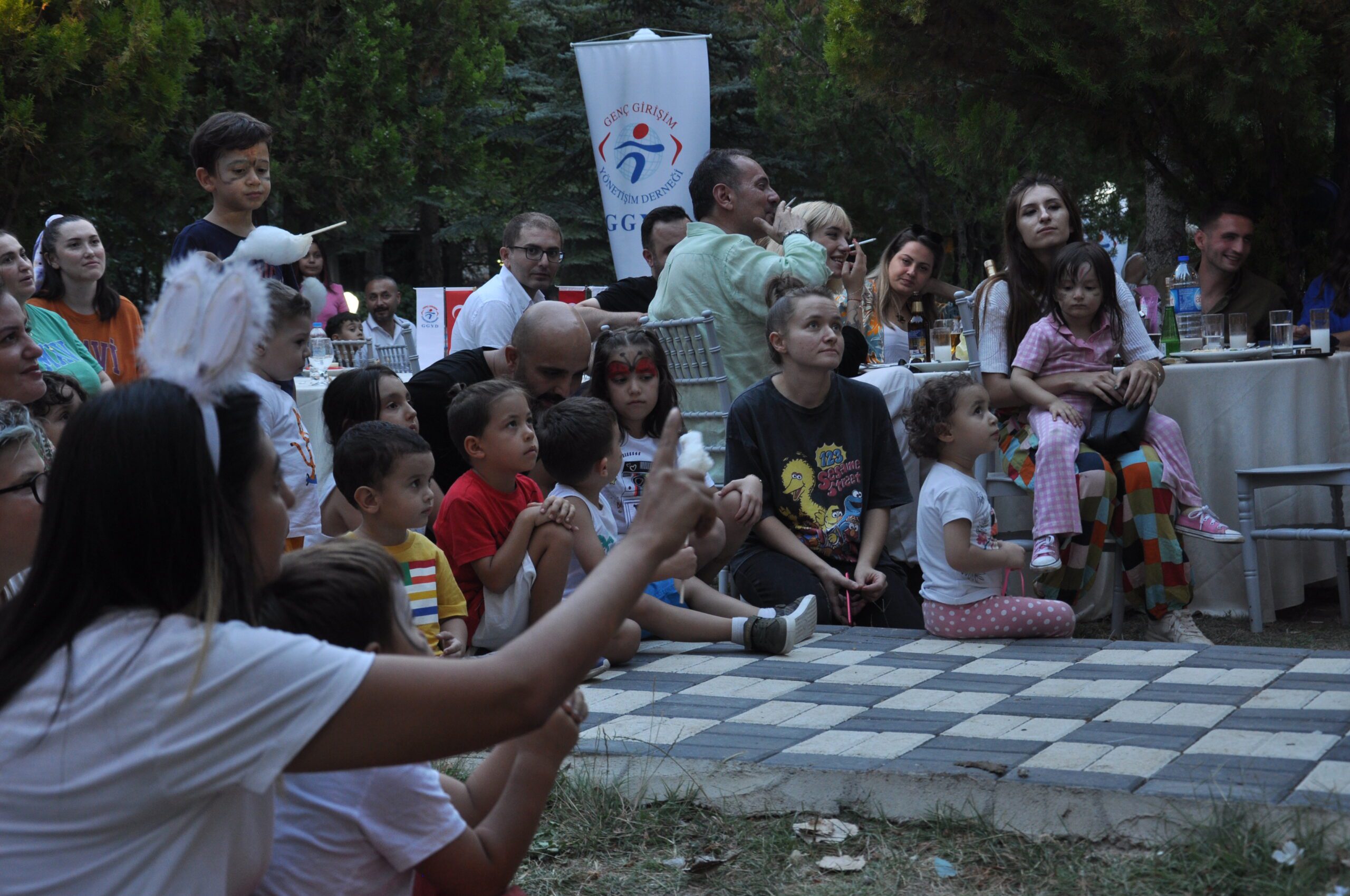 Eski ve yeni üyeler tanışma fırsatı yakalıyorlar