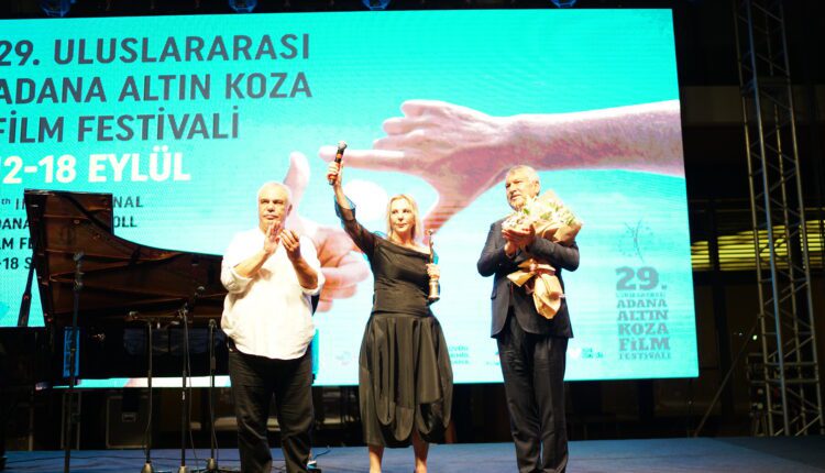 Hale Soygazi ödülünü Zeydan Karalar ve Cahit Berkay’ın elinden aldı
