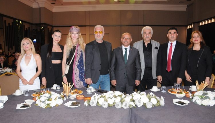 Soldan sağa – Şeniz Ulusoy, Tutku Topaç, Wilma Elles, Tamer Karadağlı, başkan Şener Söğüt, Serdar Gökhan, Uğur Kalkar