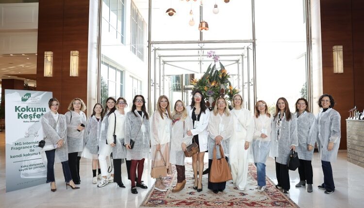 Pınar Ercan-Emine Taner-İlsu Kadıoğlu-Nurdan Akgün-Nagehan Emanet -Ahsen Uğurlu-Eda Güney-Banu Özkabaş-Duygu Beşbıçak-Berna Akın-Jale Balcı-Meyra-Yasemin Doğan-Zeynep Denizci-Burcu Kandemir